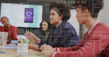 Hoparlör kaldırma raporunu izleyen meslektaşlar iş sezgilerini gösteren verileri gösteriyorlar. İşbirliği, takım çalışması, beyin fırtınası, dijital arayüz, veri görselleştirme, profesyonel, yenilik