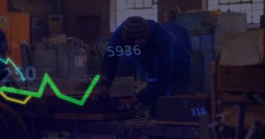 Kıdemli zanaatkar, hareketli grafikler izleme sürecini gösterdiğinde tezgahta çelik işçiliğine rehberlik ediyor. Endüstriyel, imalat, mühendislik, kesinlik, analitik, zanaat, teknoloji