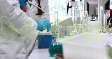 Pipet düğmesine basıyorum, laboratuvar bilim adamı analiz için örnek kutular ve tüpler arasında sıvı transferi yapıyor. Bilim, deney, kesinlik, araştırma, yenilik, laboratuvar, araç