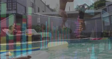 İki arkadaş dizlerini sallıyor, kollarını sallıyor havuza sıçrıyor, pazarlama atışlarını serinletiyor. Eğlence, eğlence, yaz, açık hava, yaşam tarzı, enerjik, enerjik