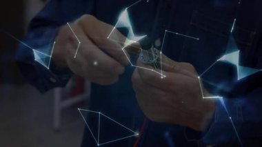 Teknolojik dönüşümlü uygun halka, iş arkadaşı elinde dijital küre oluşturan teknoloji ağını başlatıyor. Gelecek, yenilik, işbirliği, dijital, mühendislik, soyut, arayüz