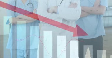 Harita kayması ve kayan kırmızı ok gibi duran tıbbi personel, düşen sağlık verilerini gösteriyor. Sağlık, veri görselleştirme, profesyonellik, teşhis, analiz, analiz, klinik