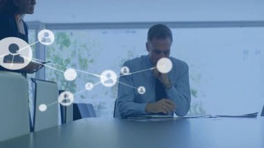 Menajer, meslektaşının tablet ticari ağ haritasını göstererek iç görü kazanmasını sağlıyor. Profesyonel, takım çalışması, ağ oluşturma, işbirliği, yenilik, modern, kurumsal