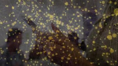 İş kullanıcısı akıllı telefon alıyor ve veri için canlı ağ görünümünü gösteren dinleme ekranı kullanıyor. Teknoloji, bağlantı, yenilik, takım çalışması, dijital, iletişim, şirket