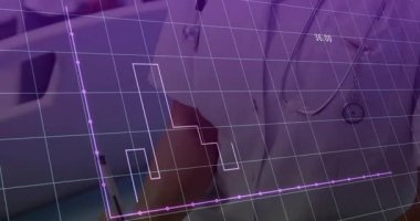 Panodaki verileri analiz eden kadın doktor mor çizelgeleri canlandırıyor, hasta gülümsüyor. Tıbbi, sağlık, profesyonellik, veri görselleştirme, iletişim, danışmanlık, iyimserlik