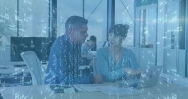 Bilgi aktarımı sırasında bilgisayarlara göz gezdiren ve teknoloji ofisinde fikir alışverişinde bulunan meslektaşlar. İşbirliği, takım çalışması, yenilik, modern, profesyonel, üretkenlik, iletişim