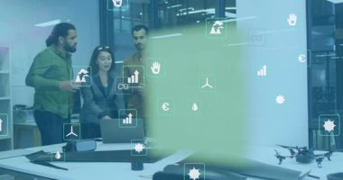 Ekip insansız hava aracını inceleyip sürdürülebilirliği tartışırken, mühendis dizüstü bilgisayarın üzerinde yazı yazıyor. İşbirliği, yenilik, teknoloji, sürdürülebilirlik, araştırma, analitik, modern