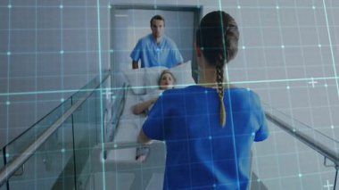 Hemşire hastane yatağını koridorun aşağısına itiyor, ileri hareket aktifleştirici ızgara örtüsü tarama hastası. Sağlık, hastane, sağlık, teknoloji, güvenlik, profesyonellik, bakım