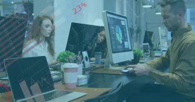 Kırmızı yüzdeler turta grafiklerine, dünya haritasına girerken takım iş yerinde ölçümleri yazıp analiz ediyor. İşbirliği, analitik, veri görselleştirme, takım çalışması, modern ofis, profesyonel, dijital