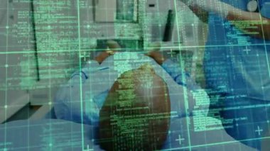 Tıbbi teknisyen, hastanın kolunun üstüne tarayıcı koyuyor. Kod, tam görüntüleme için animasyon oluşturuyor. Sağlık, tanı, teknoloji, profesyonellik, hastane, kesinlik, modern