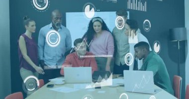 Animasyon çizelgelerinin görüntüde kaybolması proje ekibinin analitik tartışmalarda yazı yazmasına ve işaret etmesine neden oluyor. İşbirliği, takım çalışması, veri analizi, modernleşme, iş toplantısı, dijital sunum, profesyonel çevre