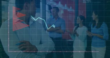 Tableti indiren ve pazar eğilimlerini analiz eden bir işadamı ortaya çıkıyor. Veri görselleştirme, analitik, takım çalışması, kurumsal, yenilikçi, modern, profesyonel