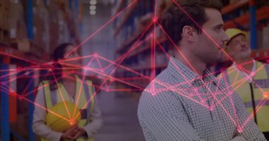 Depo yöneticisi kameraya doğru dönüyor. Ağ kaplaması azalıyor ve envanter analizi yapılıyor. Sanayi, lojistik, otomasyon, işbirliği, teknoloji, verimlilik, işyeri