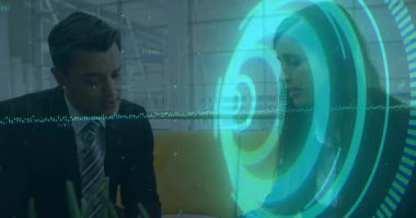 Ofisteki hardal koltuğunda oturan meslektaşlar dijital arayüzü etkinleştiriyor ve belgeleri gözden geçiriyorlar. İşbirliği, profesyonellik, veri görselleştirme, modern içişleri, iş tartışması, takım çalışması, dijital teknoloji