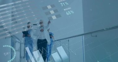 Tıbbi ekip koridorda yürürken dijital çizelgeler hasta ölçülerini örtüyor. Sağlık, takım çalışması, veri görselleştirme, klinik, yenilik, profesyonel, dijital