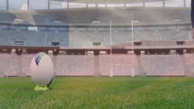 Atlet, golf sahasının yanına ayak basarak beyaz rugby topunu gol atmak için kale direğine doğru atıyor. Spor, atletizm, rekabet, açık hava, hareket, güç, dayanıklılık