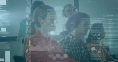 Sunucu B katılımcıların yanından geçiyor ve iş toplantısındaki hareketli çizelgelere doğru hareket ediyor. Şirket, takım çalışması, yenilik, profesyonel, işbirliği, veri görselleştirme, modern