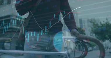 Bisikletteki telefon konuşmasını bitiren adam ufuk çizgisini tarayan animasyon grafikleriyle finans grafikleri okuyor. Kentsel, ulaşım, teknoloji, profesyonel, çağdaş, sokak, analitik