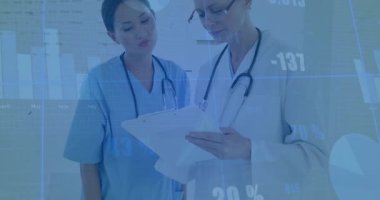 Doktor ve hemşire klinik koridordaki panoyu incelerken, veriler olay yerinin çevresini canlandırıyor. Tıbbi, sağlık, profesyonellik, klinik, analiz, takım çalışması, yenilik