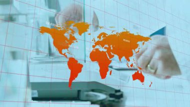 Bilim adamı mikroskop altında kayarak dünya haritasının laboratuvar araştırmaları için örnek çizdiğini gösteriyor. Araştırma, yenilik, tanı, bilimsel, teknoloji, analiz, kesinlik