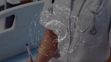 Kamera, tıp doktorunun dönen küreyle hastaya gülümseyen bir yazı yazdığını gösteriyor. Sağlık, profesyonellik, teknoloji, şefkat, akıl hocalığı, yenilik, klinik