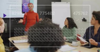 Toplantıda el ele tutuşan sunucu gerçek zamanlı ölçümleri açıklayan veri örtüleri koymaya başla. İş, teknoloji, analitik, takım çalışması, sunum, kurumsal, dijital