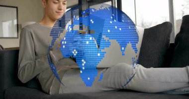 Kanepede telefon dinleyen ve dönen küresel grafiği başlatan adam teknoloji sunumu için dizüstü bilgisayarı ortaya çıkarıyor. Teknoloji, iletişim, bağlantı, yenilik, uzak çalışma, dijital, modern