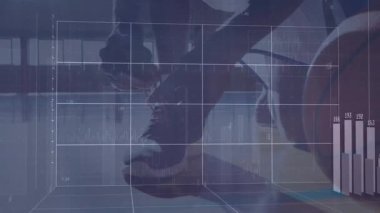 Sporcu diz çöktüğünde spor ayakkabıları bağlarken spor ölçümlerini güncellerken sistem sürüş çizelgesi yükseliyor. Sporcu, performans, veri, fitness, antrenman, ayakkabı, spor giyim