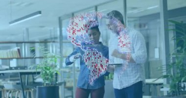 Dizüstü bilgisayarda iş birliği yapan iş ekibi, ekranı gösteren ve dönen dijital küreyi başlatan kadın. İşbirliği, takım çalışması, dijital, yenilik, şirket, iletişim, fütüristik