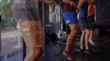 İp sallayan bir kadın, yukarı doğru eğilen bir kamera, dijital veri aktarımlarıyla beden grubunu atladığını gösteriyor. Fitness, yoldaşlık, atletizm, kardiyo, takım çalışması, enerjik, modern