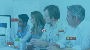 Beş kişilik pazarlama ekibi monitör olarak hoparlörleri çarpma ölçüsüyle açıyorlar. İşbirliği, analitik, takım çalışması, dijital, yenilik, sunum, katılım