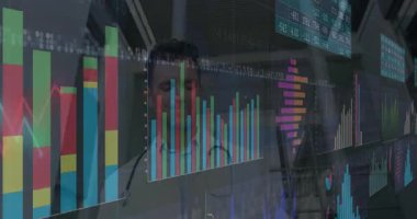 Saydam arayüzde değişen çizelgeler, avluda duran doktor tıbbi verileri analiz ediyor. Tıbbi, teknoloji, analiz, yenilik, görselleştirme, sağlık hizmetleri, araştırma