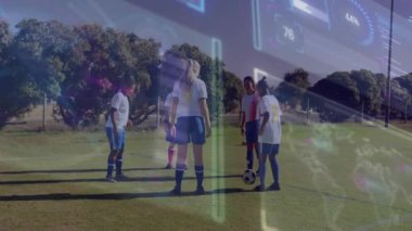 Dört bayan oyuncu topa vuruyor top sürmeye başlıyor şeritler oluşturuyor, futbol performansı istatistikleri güncelleniyor. Sporcular, takım çalışması, hassasiyet, açık hava, fitness, modern işbirliği