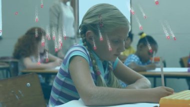 Öğretmen koridora giriyor. Öğrenci notları olarak öğrenme sınıfını kaplayan ikili değerler başlatılıyor. Eğitim, sınıf, öğrenme, dijital, teknoloji, odak, yaratıcılık