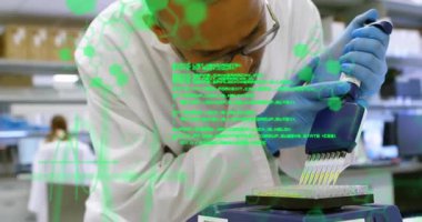 Pipet seçen ve plakaya örnekler dağıtan bir bilim adamı, yeşil kaplama izleme laboratuarı test verileri. Araştırmacı, deneysel, analitik, klinik, modern, hassas, yenilikçi