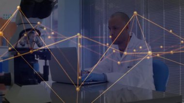 Laboratuar araştırmacısı dizüstü bilgisayarı açıyor ve verileri analiz ediyor, altın düğüm ağını canlandırıyor. Bilim, yenilik, teknoloji, araştırma, analitik, görselleştirme, dijital