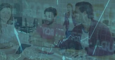 Meslektaşlar, animasyon olarak tabletin üzerine yaslanarak planlama için iş büyümesini gösteriyorlar. İş, takım çalışması, işbirliği, veri, yenilik, analitik, şirket