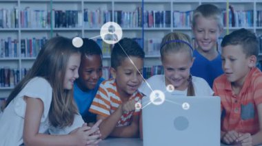 Öğrenciler kütüphanede dizüstü bilgisayara eğilip öğrenme ağı oluşturan animasyon simgelerini yazıyorlar. İşbirliği, bağlantı, eğitim, dijital, yenilik, takım çalışması, gençlik