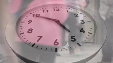 Zaman akışını gösteren, yarı saydam saatin arkasında yürüyen bir yolcu olarak saat ileri sıçrıyor. Şehir, hareket, ulaşım, dakiklik, günlük, dinamik, çağdaş