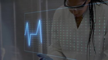 Kadın bilim adamı pipetleme, holografik EKG dalgalanmaları sağlık araştırmaları için renk değişimi. Bilim adamı, laboratuvar, biyoteknoloji, yenilik, teknoloji, araştırma, bilim