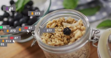 Yaban mersinleri üzerinde canlanan ikon granola kavanozunda dönen ikonlar nişan işareti veriyor. Sağlıklı, organik, rustik, canlı, sosyal medya, topluluk, dijital