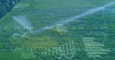 AR etkinleştirme nozülünde veri örtüsü üzerinden tarla alanı izleme kapsama alanı boyunca beyaz duman püskürtüyor. Hassasiyet, teknoloji, tarım, hava, veri, sulama, tarım