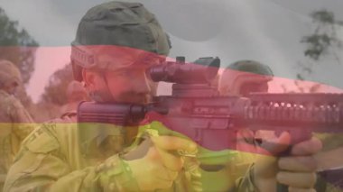 Erkek asker tüfeği ayarlıyor ve askeri eğitim sırasında hareket eden hedefi parçacıklarla takip ediyor. Askeri, odaklanma, hassasiyet, taktik, açık hava, eğitim, disiplin