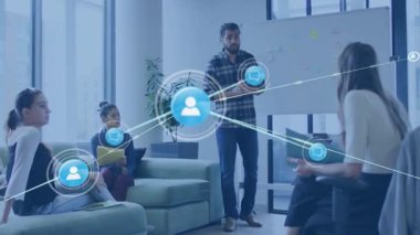 Sunucu beyaz tahtaya işaret ediyor ve iş bağlantısını gösteren ağ simgelerini etkinleştiriyor. İşbirliği, takım çalışması, yenilik, dijital, veri, bağlantı, beyin fırtınası