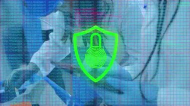 BT teknisyeni kabloyu fark edip raf koduna yerleştirerek kalkanların parladığını onaylıyor. Teknoloji, siber güvenlik, ağ, endüstriyel, profesyonel, iletişim, modern