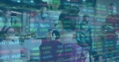 Müşteriler banka lobisinde, yüzdelerde dalgalanma görülürken kasada duruyorlar. Finans, bankacılık, dijital, teknoloji, veri, yatırım, profesyonellik