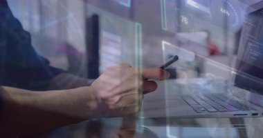 Veriler soluklaşan ilerlemeyi başlatırken telefon izleme ölçümleri elle dinleniyor. Teknoloji, analitik, dijital, arayüz, iş, çalışma alanı, modern