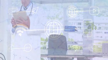 Klinikteki erkek doktor tablet ekranını tarıyor, ağ veri görsellerine erişiyor ve gülümsüyor. Tıbbi, teknoloji, yenilik, profesyonel, sağlık, dijital, modern