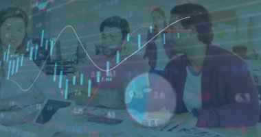 Veri tablolarını inceleyen, telefonları dinleyen, finansal grafikleri analiz eden meslektaşlar. İşbirliği, takım çalışması, veri görselleştirme, iş toplantısı, ofis ortamı, profesyonel tartışma, teknolojik