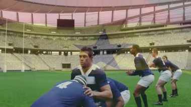 Scrum-Half ragbi sahasında topu atıyor, forvetten Jumper 'ı kaldırıyor ve yandan tarama yapıyor. Atletik, takım çalışması, hareket, stadyum, yarışma, spor, dinamik